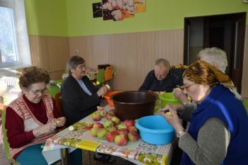 Červené jabĺčko v oblôčku mám...